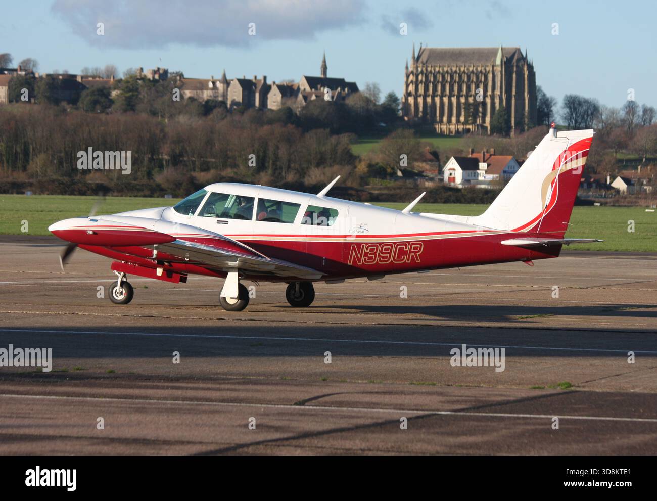 Un Piper PA-39-160 Turbo Twin Comanche à l'aéroport de Brighton Banque D'Images