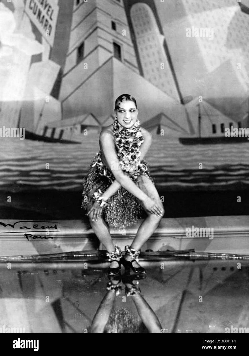 Joséphine Baker danse le Charleston aux Folies-Bergère, Paris -- w:fr:revue « la folie du jour » danse - rugissement des années 20 Banque D'Images