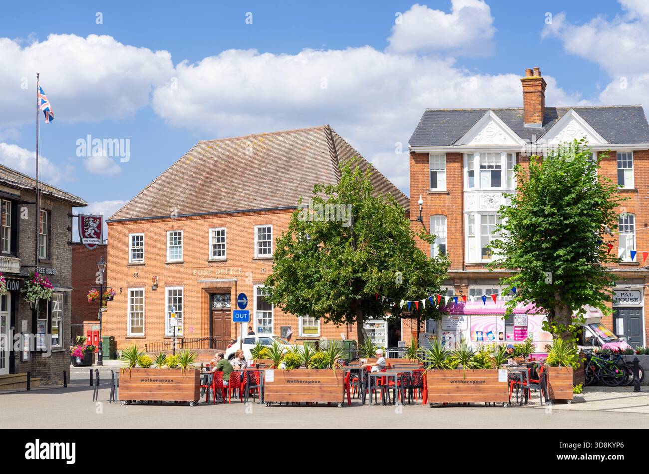 Thetford Norfolk The Red Lion - JD Wetherspoon Pub and Post Office sur la place du marché à Thetford Norfolk Angleterre GB Europe Banque D'Images