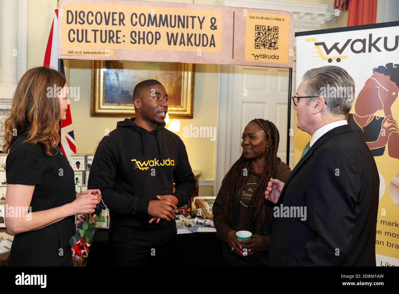 Le premier ministre Sir Keir Starmer et son épouse Lady Victoria Starmer discutent avec des propriétaires de petites entreprises, alors qu’ils organisent une vitrine de Noël de style marché pour les petites entreprises et les champions communautaires au 10 Downing Street, à London. Date de la photo : lundi 1er décembre 2025. Banque D'Images