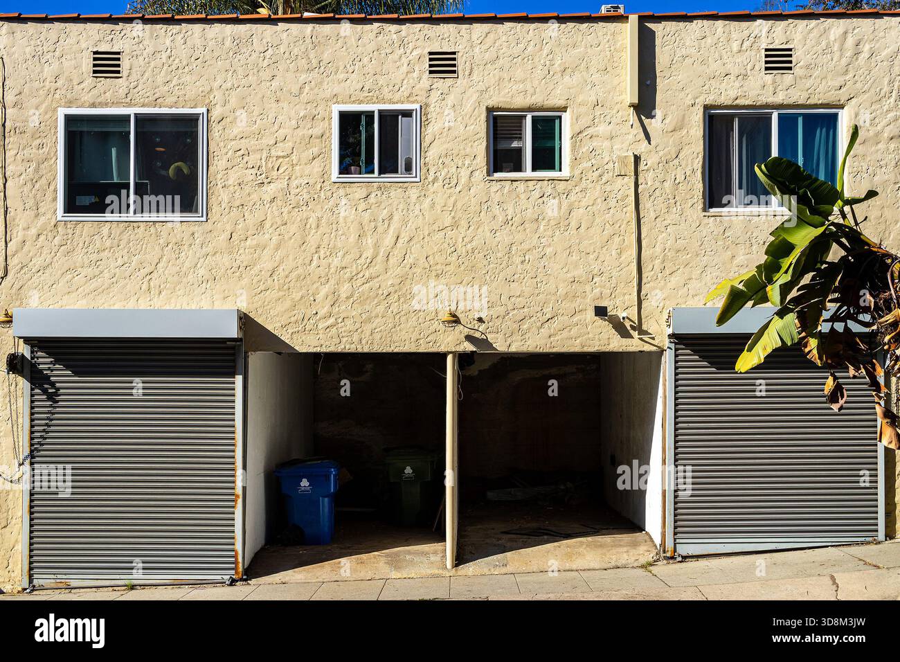 Un immeuble d'appartements de style dingbat à Los Angeles, en Californie, typique de l'architecture Sun Belt des années 1950 et 1960, avec des places de parking « soft story » Banque D'Images