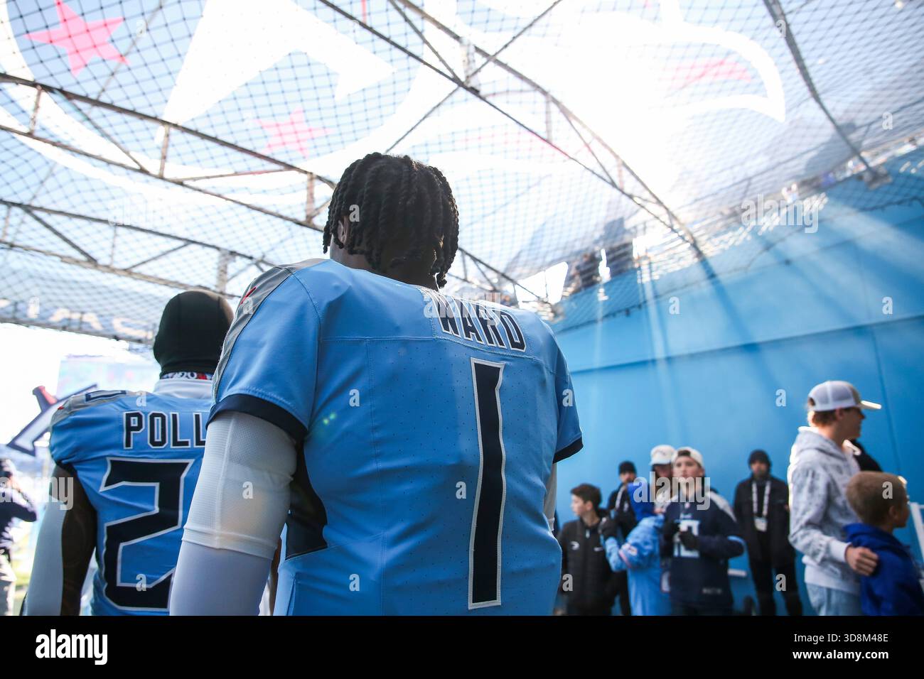 Nashville, États-Unis. 30 novembre 2025. Le quarterback des Titans du Tennessee Cam Ward (1) avant le match contre les Jaguars de Jacksonville au Nissan Stadium de Nashville, Tennessee, le 30 novembre 2025. (Photo de Kindell Buchanan/Sipa USA) crédit : Sipa USA/Alamy Live News Banque D'Images