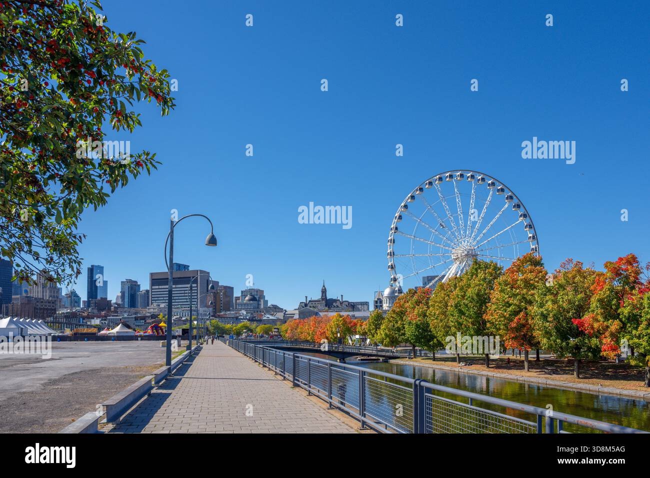 L'horizon de la ville depuis la vieille porte avec la Grande roue de Montréal (la Grande roue de Montréal) à droite, jetée Jacques Cartier, Montréal, Québec, CAN Banque D'Images