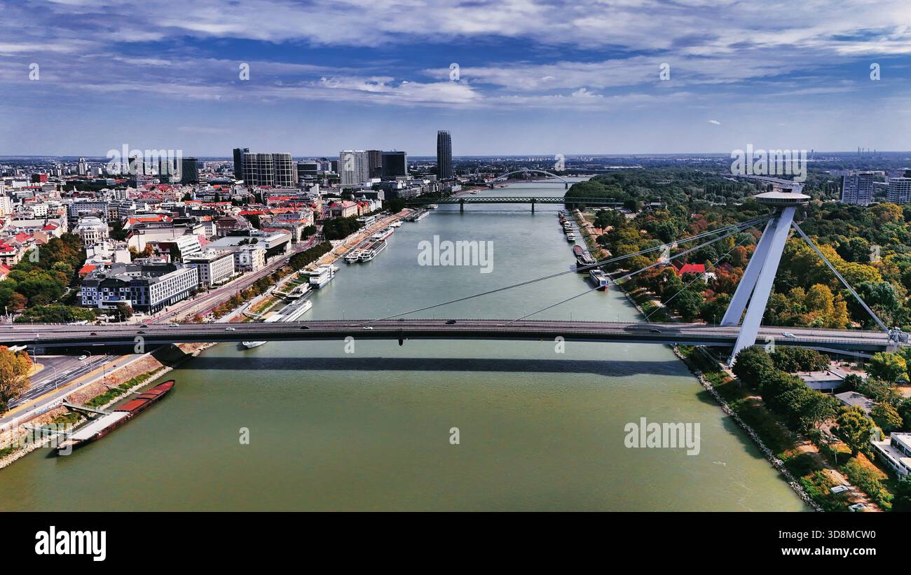 Vue aérienne panoramique du pont OVNI de Bratislava et du paysage urbain du Danube Banque D'Images