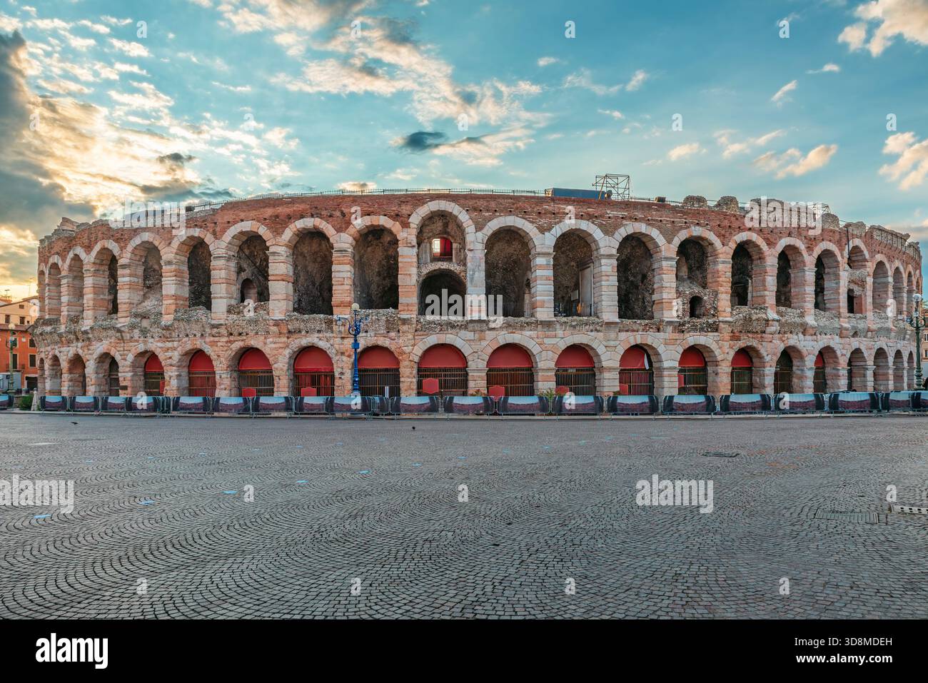 Amphithéâtre romain antique Arena di Verona au lever du soleil avec ciel spectaculaire et pavé vide Piazza Bra Square, Vérone vieille ville, Vénétie, Italie Banque D'Images