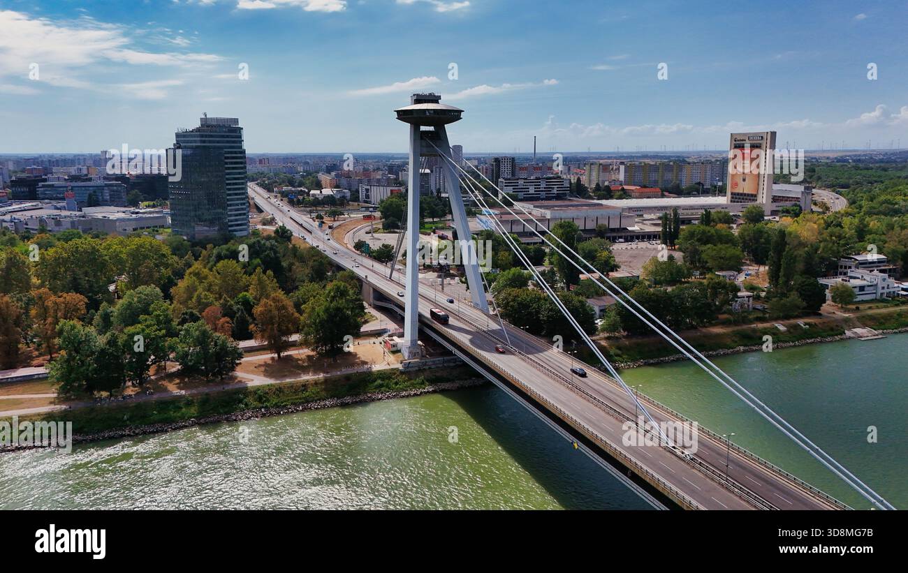 Vue aérienne du pont OVNI Nový Most et de l'horizon moderne de Bratislava Banque D'Images