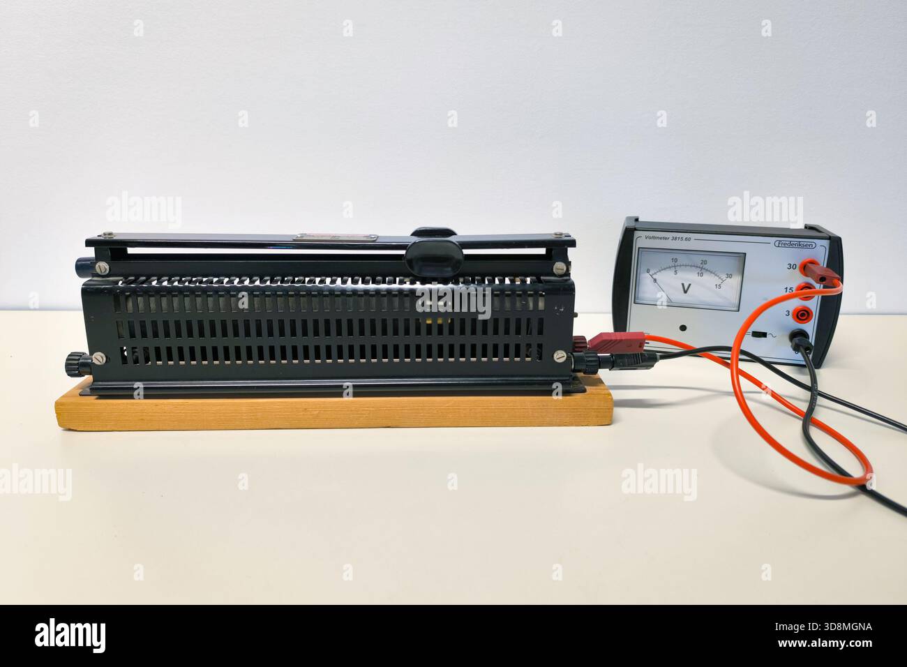 La résistance coulissante connectée à un voltmètre est utilisée pour démontrer les principes électriques de base pendant les cours de physique dans l'enseignement secondaire. Banque D'Images