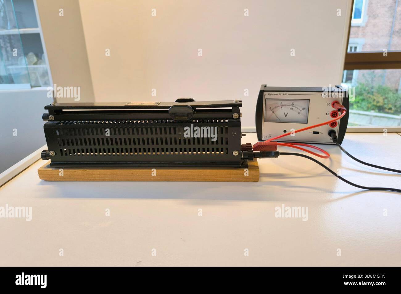 La résistance coulissante est connectée à un voltmètre et utilisée pour démontrer les principes électriques de base pendant les cours de physique dans l'enseignement secondaire. Banque D'Images