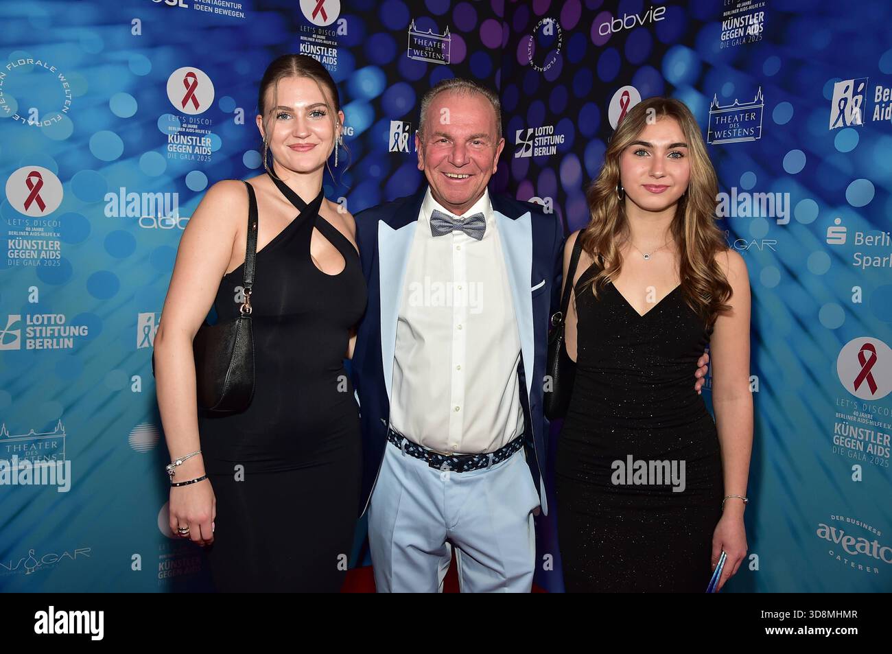 40. Jahre -Künstler GEGEN AIDS C DIE GALA 2025 Künstler GEGEN AIDS C DIE GALA 2025 Mario Koss mit Tochter Michelle und deren Freundin Ankunft, roter Teppich zum Jubiläum Künstler GEGEN AIDS C DIE GALA 2025 Benefizgala zum 40-jährigen Jubiläum der Berliner AIDS-Hilfe e.V. im TDW in Berlin am 01.12.2025 Photopress Mueller Banque D'Images