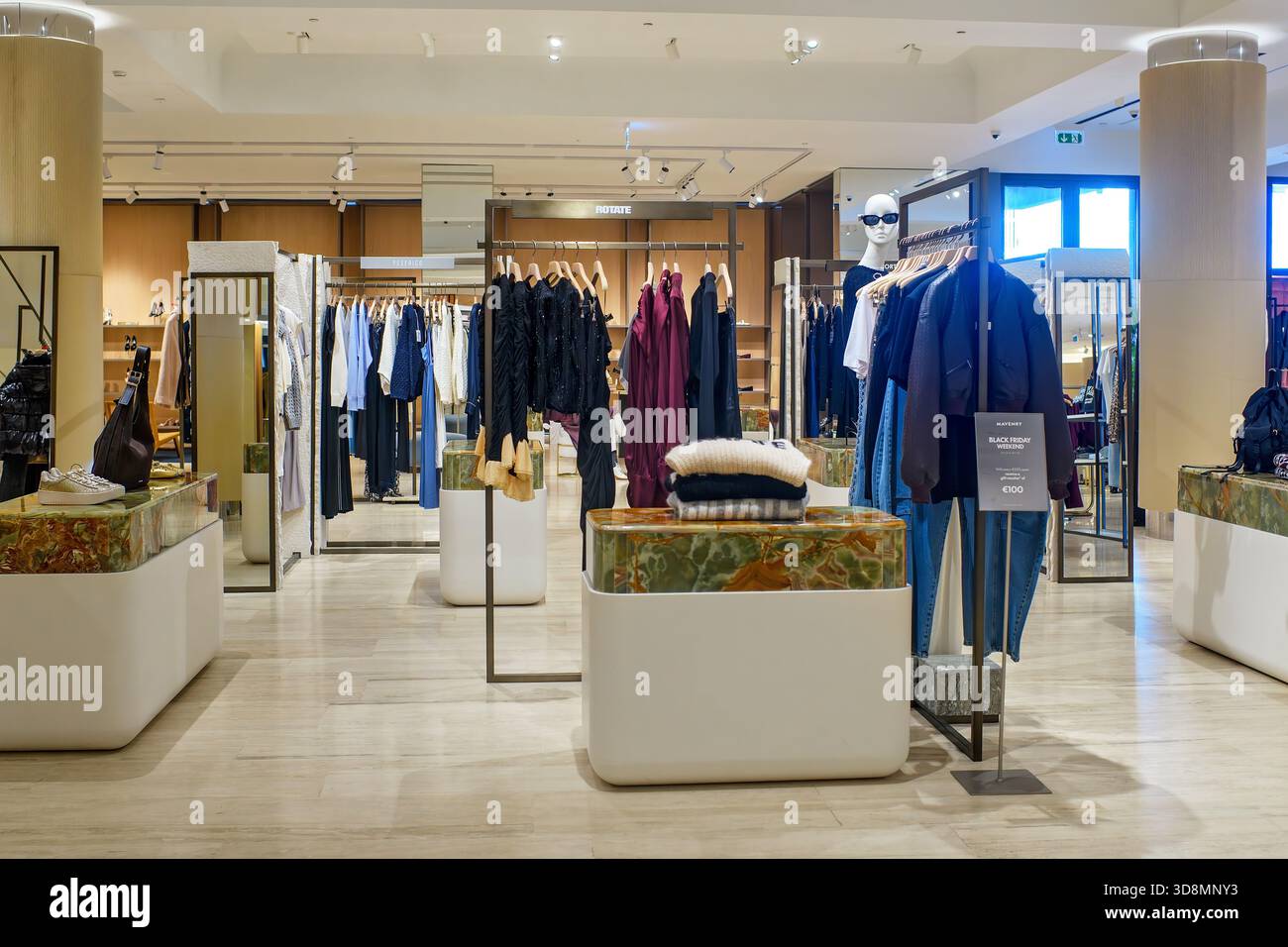 Sliema, Malte - 11.30.2025, mannequins élégants et porte-vêtements colorés dans un magasin de luxe, préparés pour le début des soldes du Black Friday. Banque D'Images