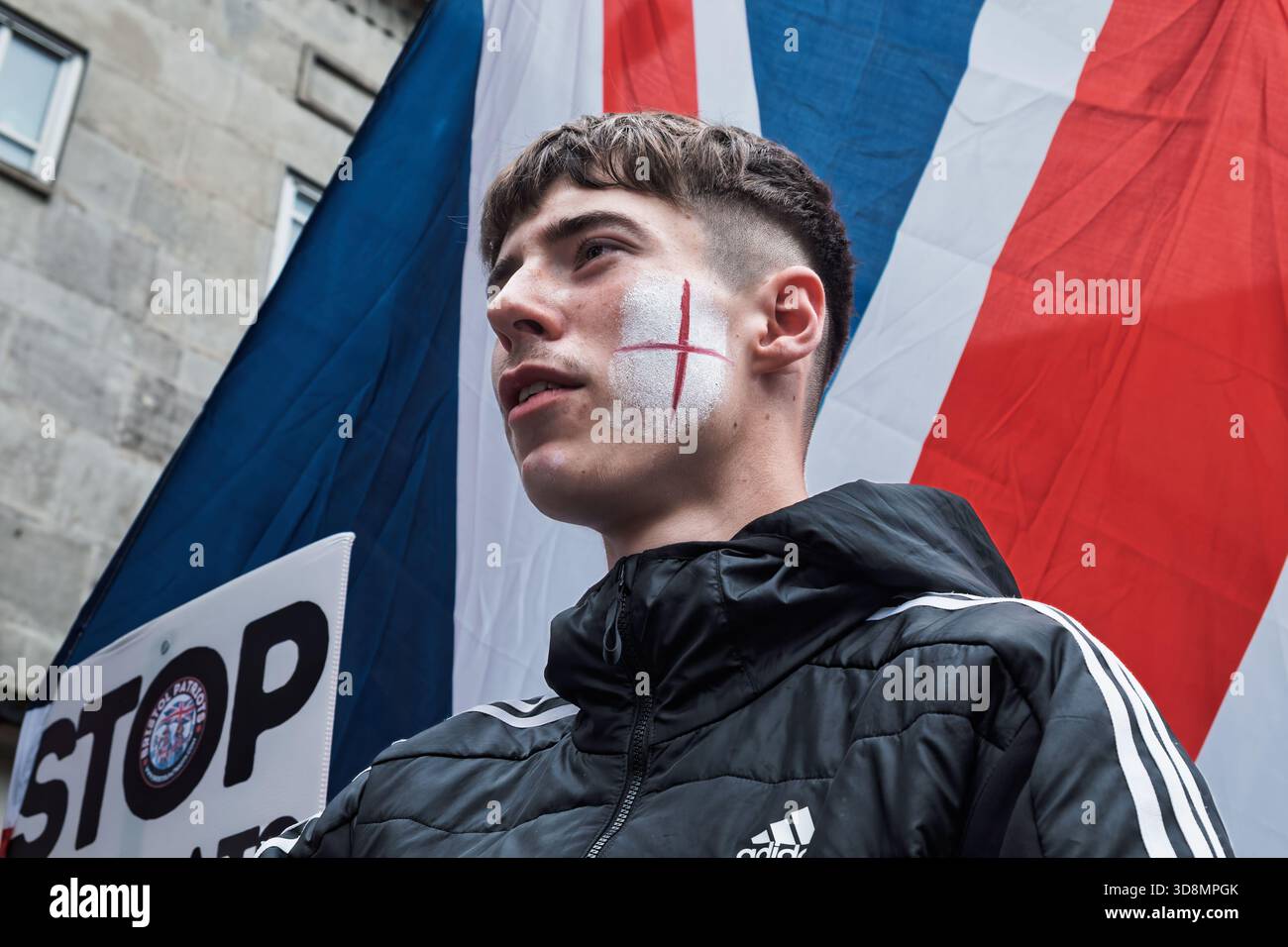 Bristol, Royaume-Uni. 7 septembre 2025. Des manifestants anti-asile "arrêtez les bateaux" affrontent des militants anti-racistes devant un hôtel Asylum dans le centre-ville de Bristol. Banque D'Images