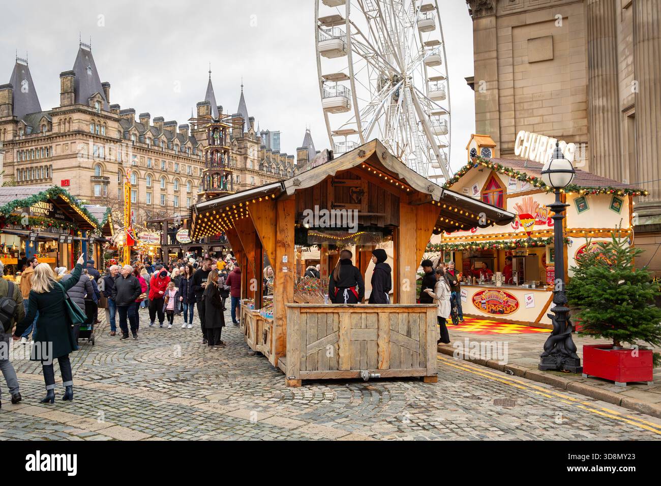 Liverpool, Royaume-Uni, 15 novembre 2025 : marché de Noël sur le plateau de St George, Lime Street. Commerçants festifs d'artisanat et de cadeaux et manèges de foire. Banque D'Images