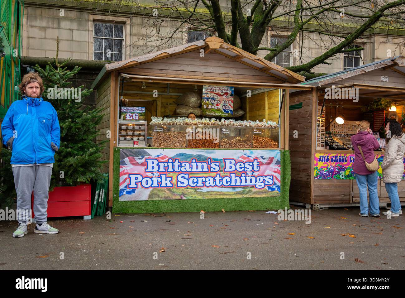 Liverpool, Royaume-Uni, 15 novembre 2025 : marché de Noël sur le plateau de St George, Lime Street. Meilleur marchand de porc Scratchings de Grande-Bretagne vendant des sacs de fo Banque D'Images