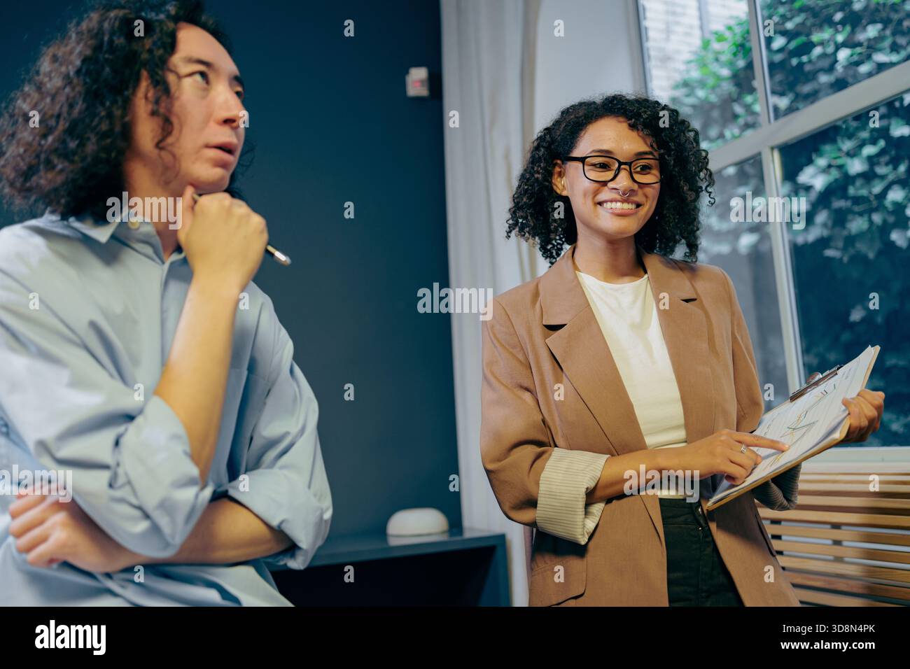 l'équipe termine la discussion avec confiance, l'équipe conclut la discussion avec une perspective positive et confiante sur les étapes futures Banque D'Images