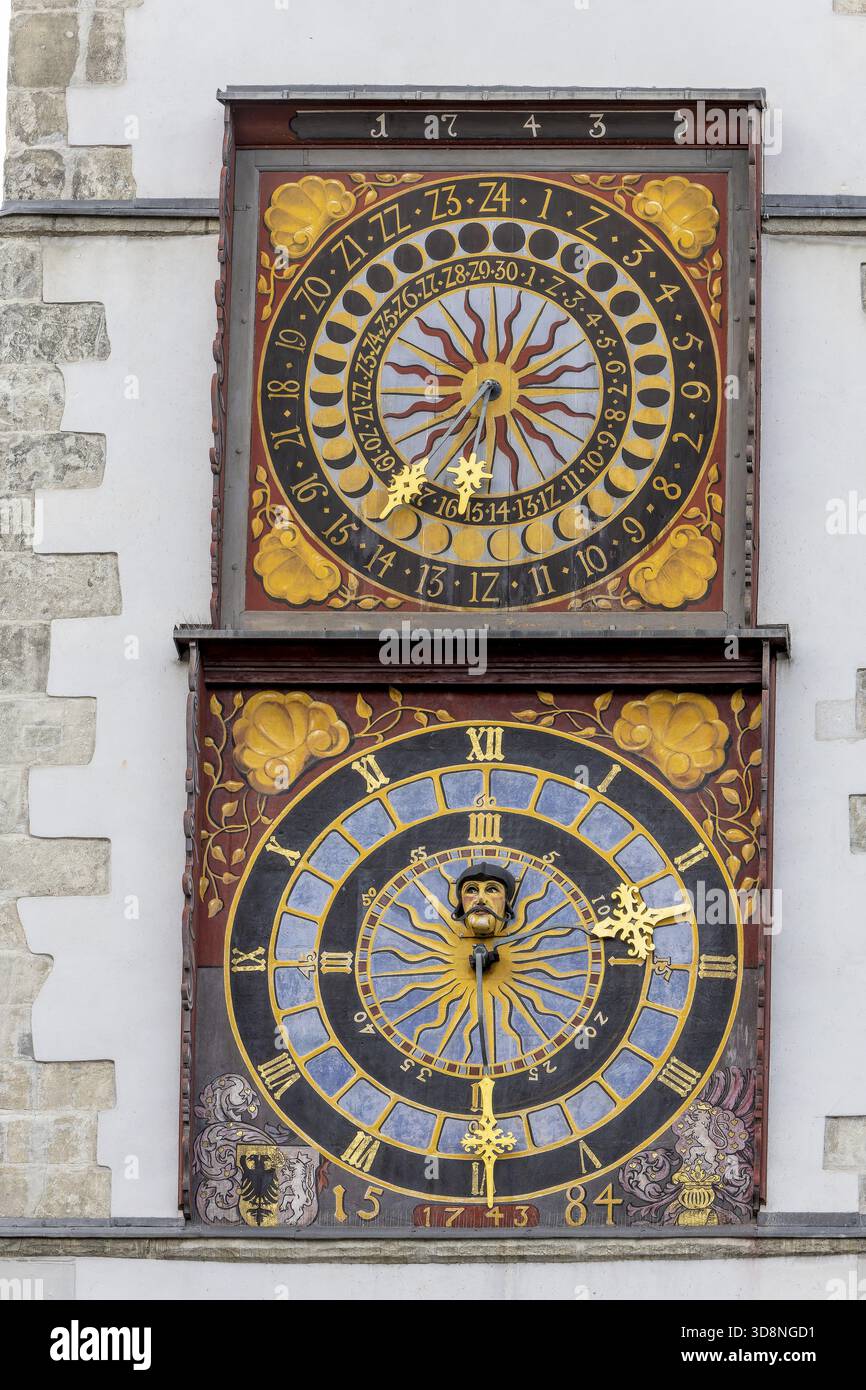 Deux horloges situées l'une au-dessus de l'autre à l'extérieur de la tour de la mairie, une horloge de phase de lune et une horloge normale de 12 heures, horloge spéciale dans laquelle un SO Banque D'Images