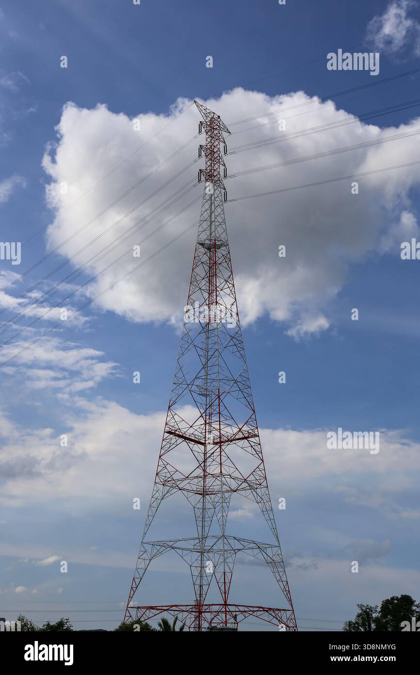 Tour de transmission haute tension contre Clear Blue Sky Banque D'Images