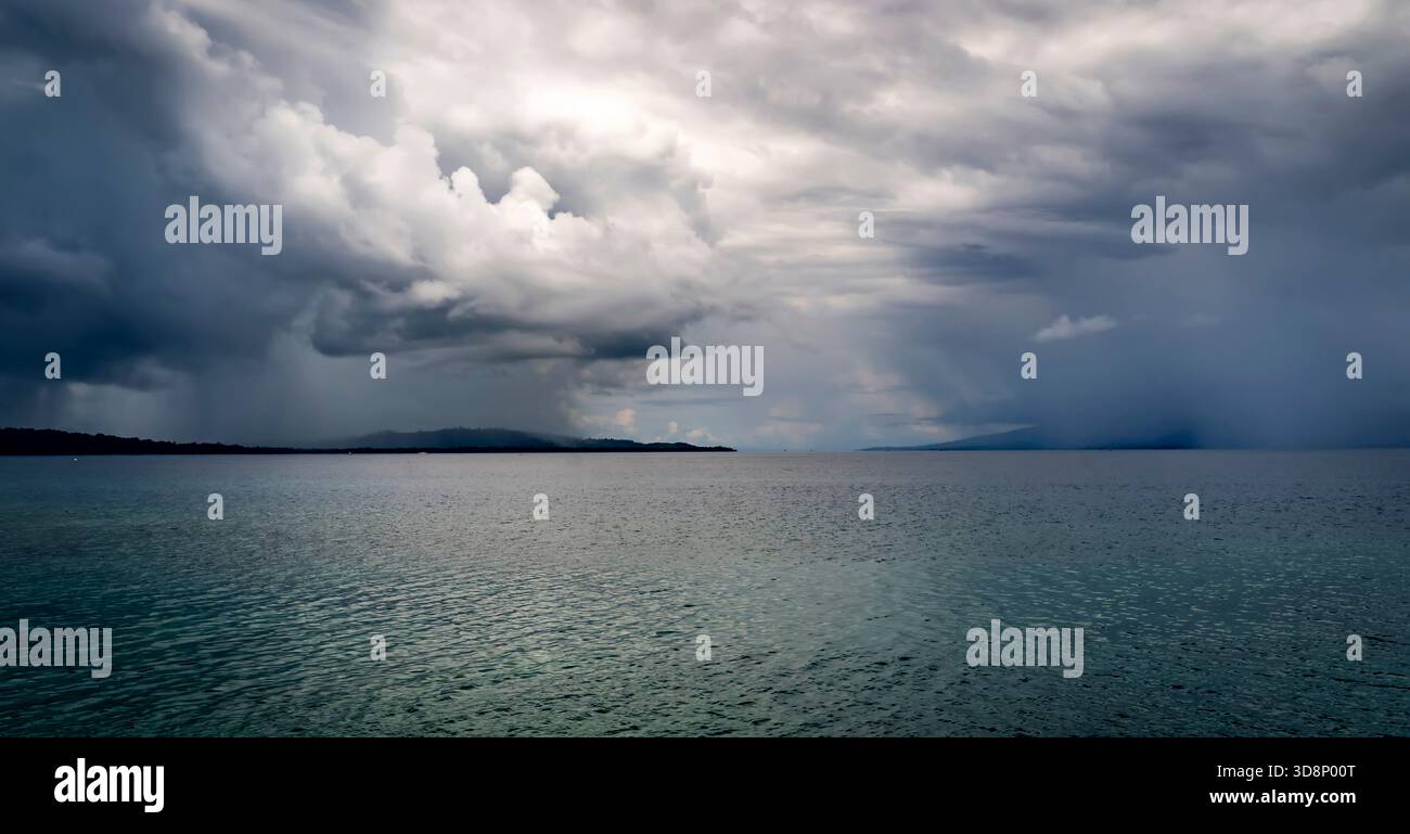 Paysage marin spectaculaire avec des nuages de tempête sur un océan calme. Banque D'Images