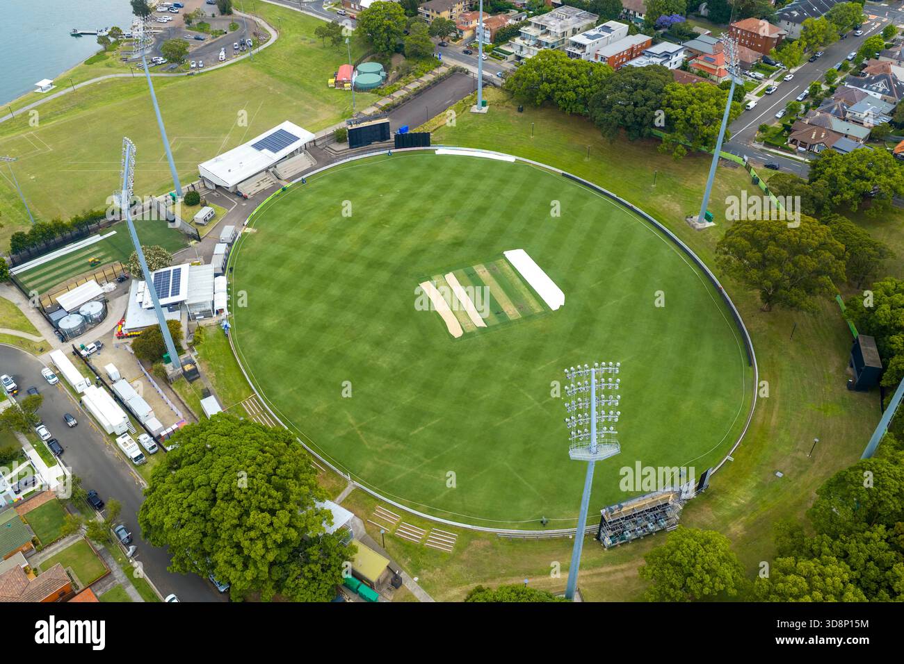 Photographie aérienne par drone du Drummoyne Sports Oval et des zones communautaires avoisinantes près de Drummoyne Bay dans le Grand Sydney. Banque D'Images
