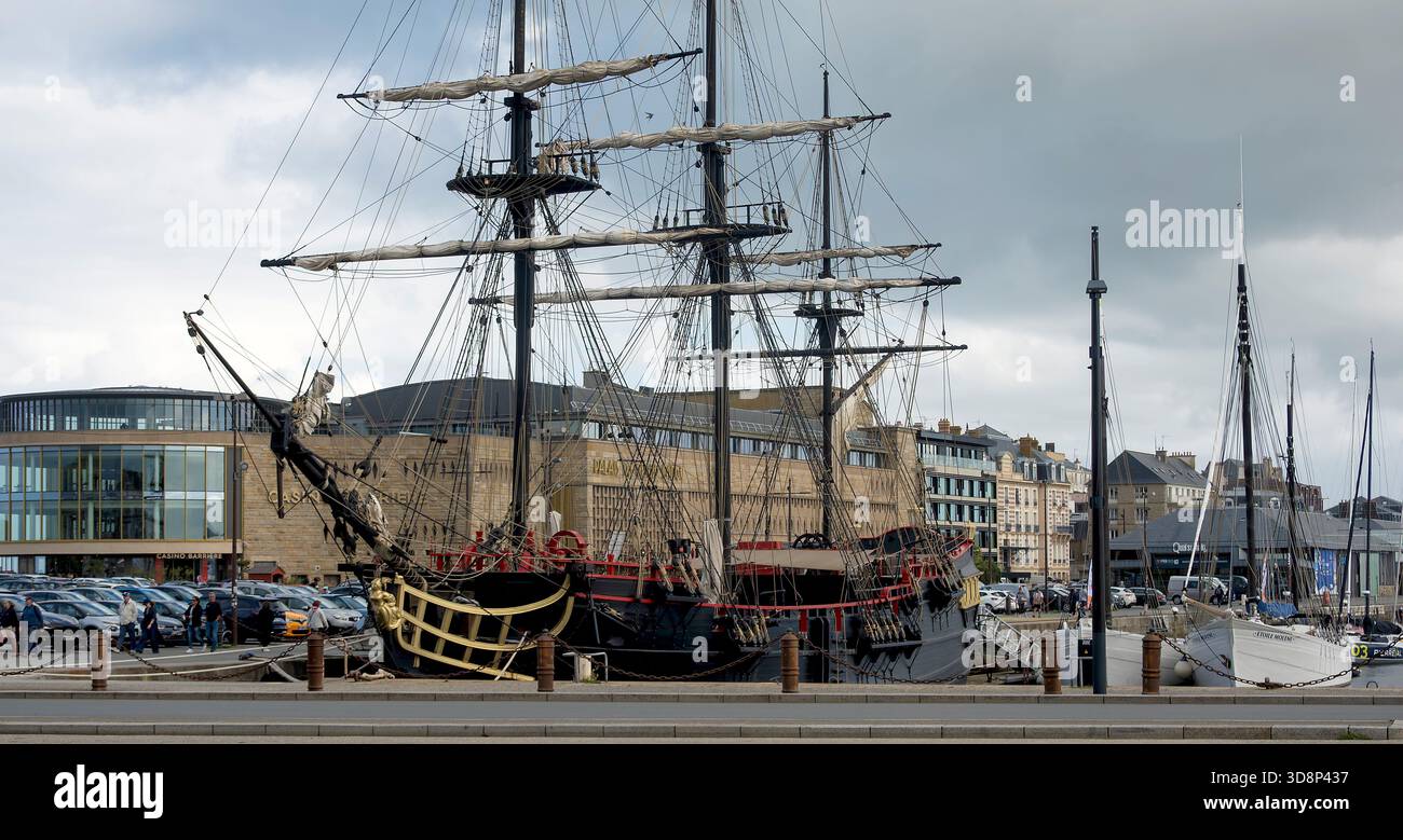 Navire à mât élévateur étoile du Roy à St-Malo, Bretagne, France Banque D'Images