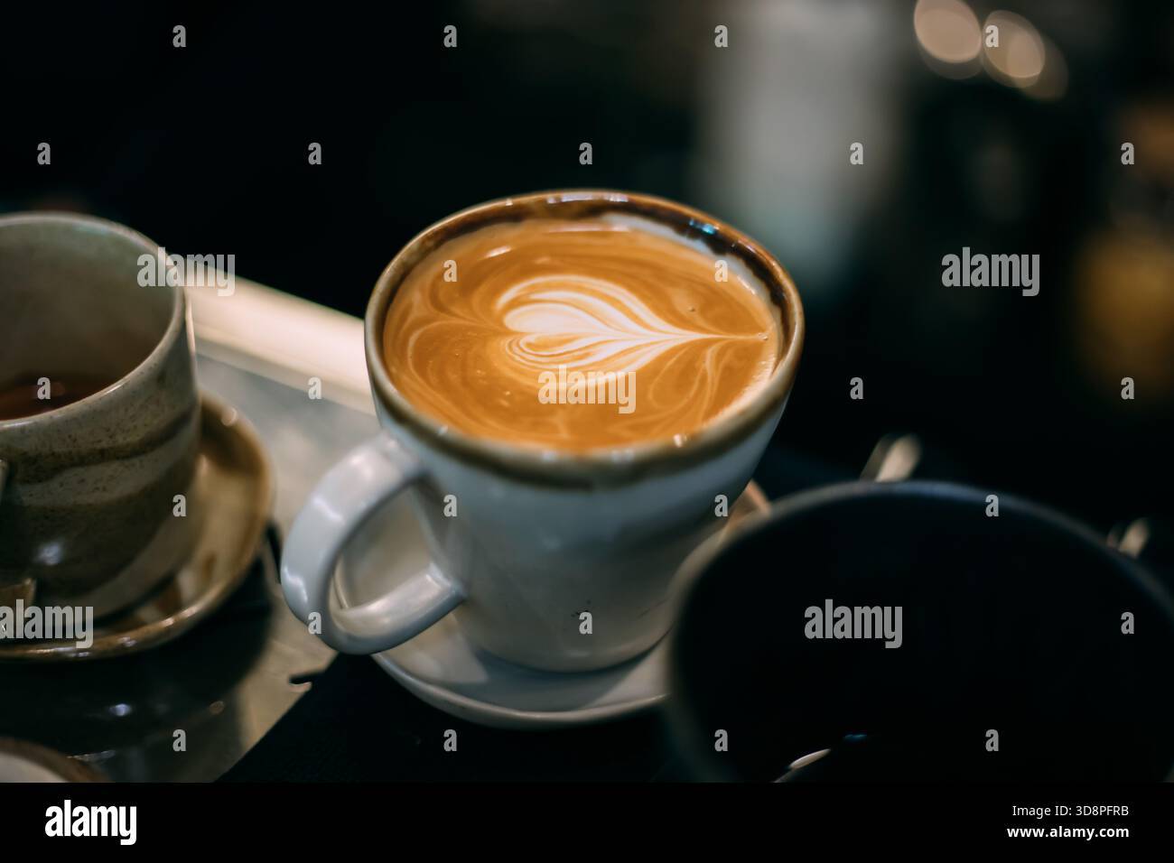 Gros plan tasse de café chaud dans le café, Focus sélectif Banque D'Images