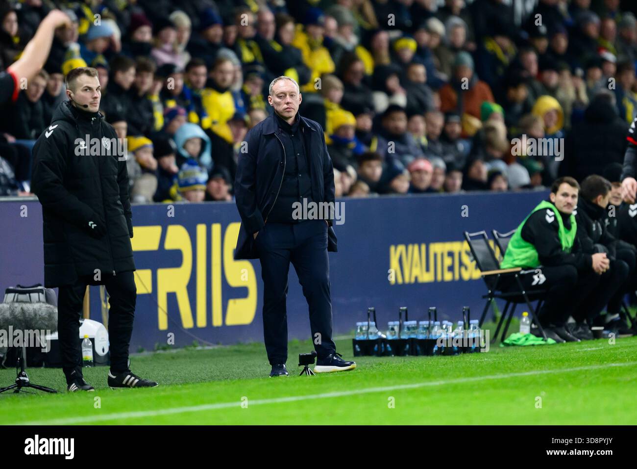 Broendby, Danemark. 1er décembre 2025. L'entraîneur-chef Steve Cooper de Broendby est vu lors du match de 3F Superliga entre Broendby IF et le FC Fredericia au Broendby Stadion à Broendby. Crédit : Gonzales photo/Alamy Live News Banque D'Images