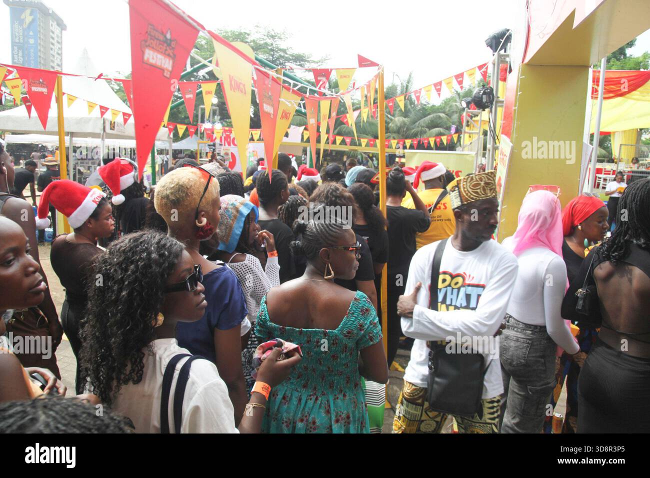 Les invités assistent au Firewood Jollof Festival 2,0 au parc Muri Okunola, Victoria Island, Lagos, Nigeria, le 30 novembre, 2025. (photo de Adekunle Ajayi/NurPhoto)0 Banque D'Images