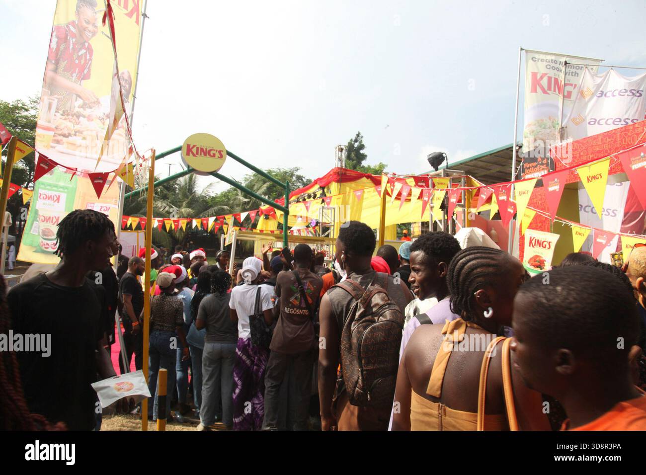 Les invités assistent au Firewood Jollof Festival 2,0 au parc Muri Okunola, Victoria Island, Lagos, Nigeria, le 30 novembre, 2025. (photo de Adekunle Ajayi/NurPhoto)0 Banque D'Images