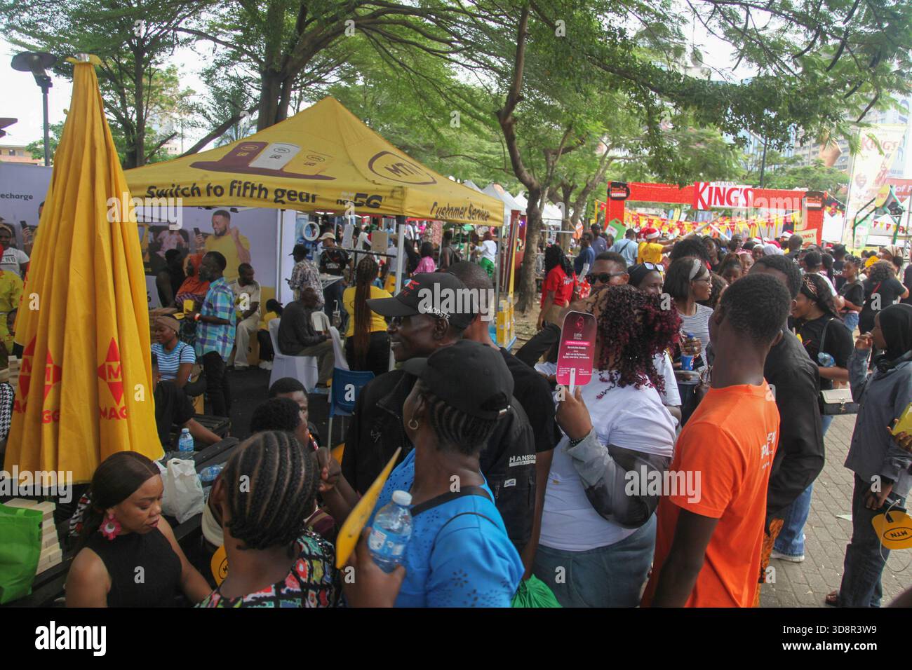 Les invités assistent au Firewood Jollof Festival 2,0 au parc Muri Okunola, Victoria Island, Lagos, Nigeria, le 30 novembre, 2025. (photo de Adekunle Ajayi/NurPhoto)0 Banque D'Images