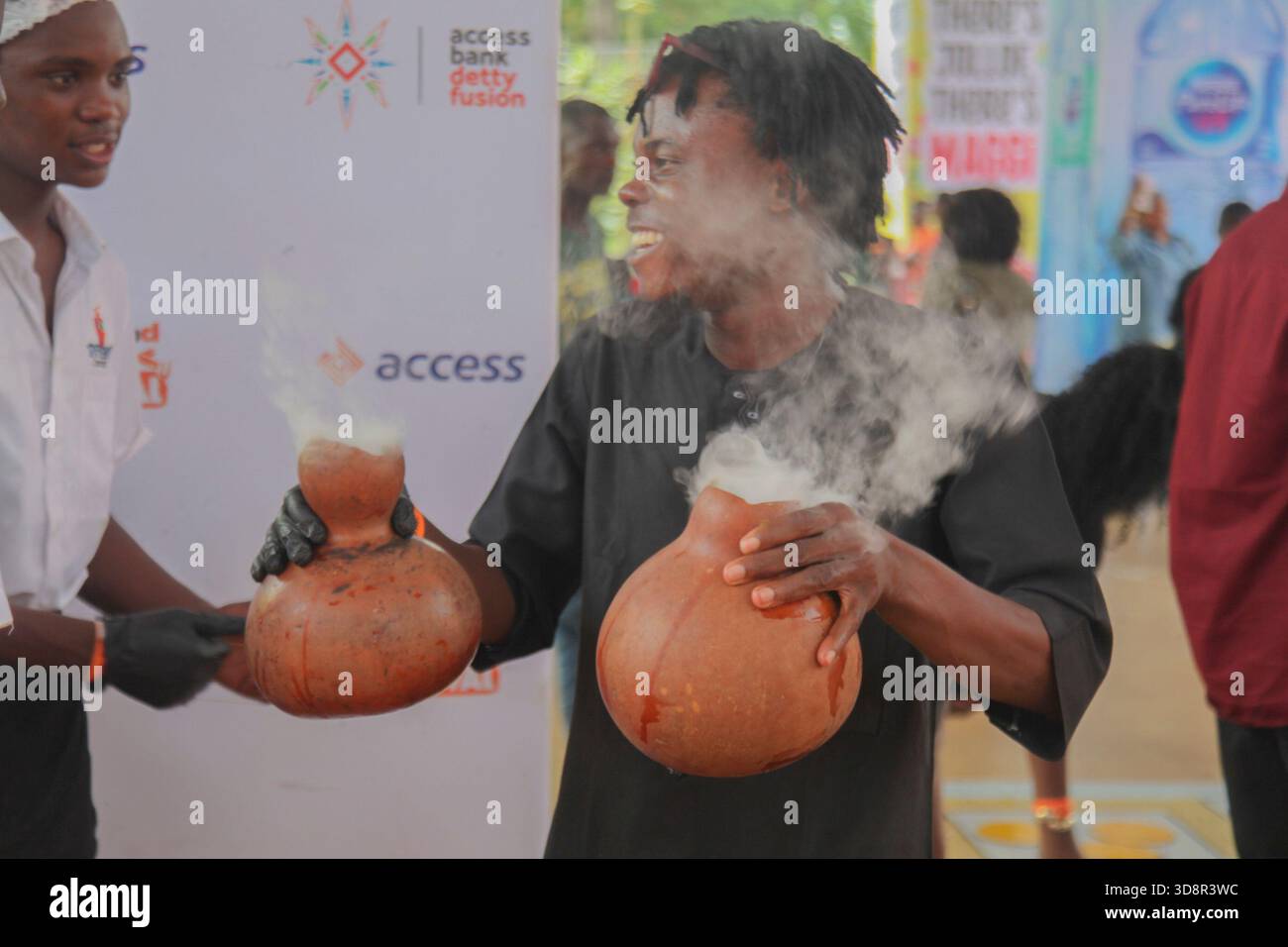 Un homme vend du vin de palme pendant le Firewood Jollof Festival 2,0 au parc Muri Okunola, Victoria Island, Lagos, Nigeria, le 30 novembre, 2025. (photo de Adekunle Ajayi/NurPhoto)0 Banque D'Images