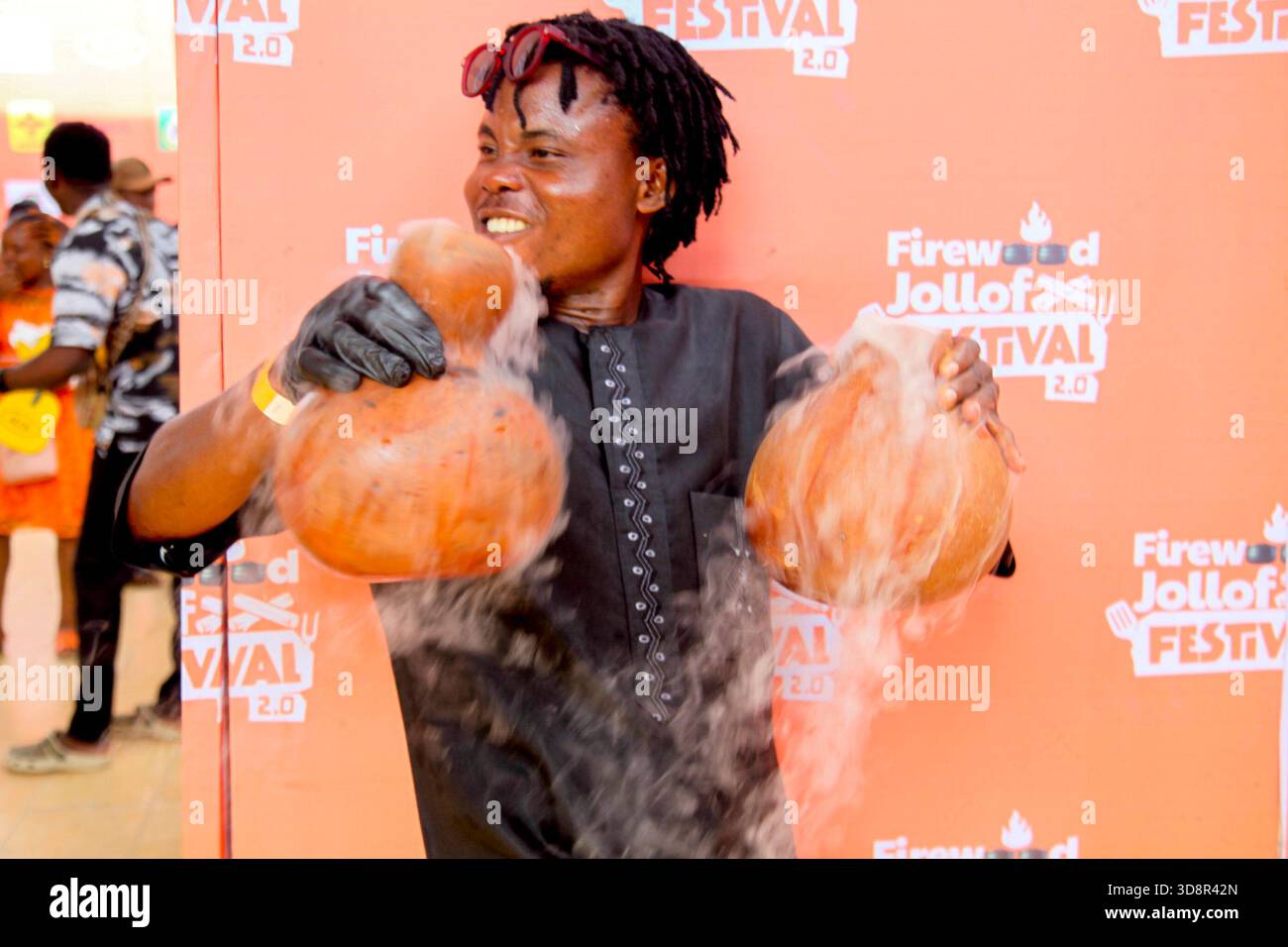 Un homme vend du vin de palme pendant le Firewood Jollof Festival 2,0 au parc Muri Okunola, Victoria Island, Lagos, Nigeria, le 30 novembre, 2025. (photo de Adekunle Ajayi/NurPhoto)0 Banque D'Images