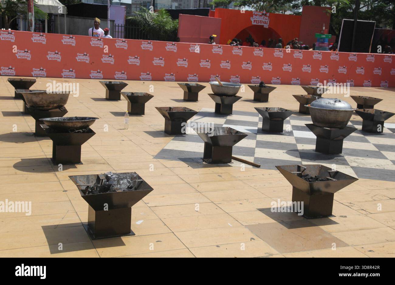 Les poêles sont utilisés pour cuisiner pendant le Firewood Jollof Festival 2,0 au parc Muri Okunola à Victoria Island, Lagos, Nigeria, le 30 novembre 2025. (Photo de Adekunle Ajayi/NurPhoto)0 Banque D'Images
