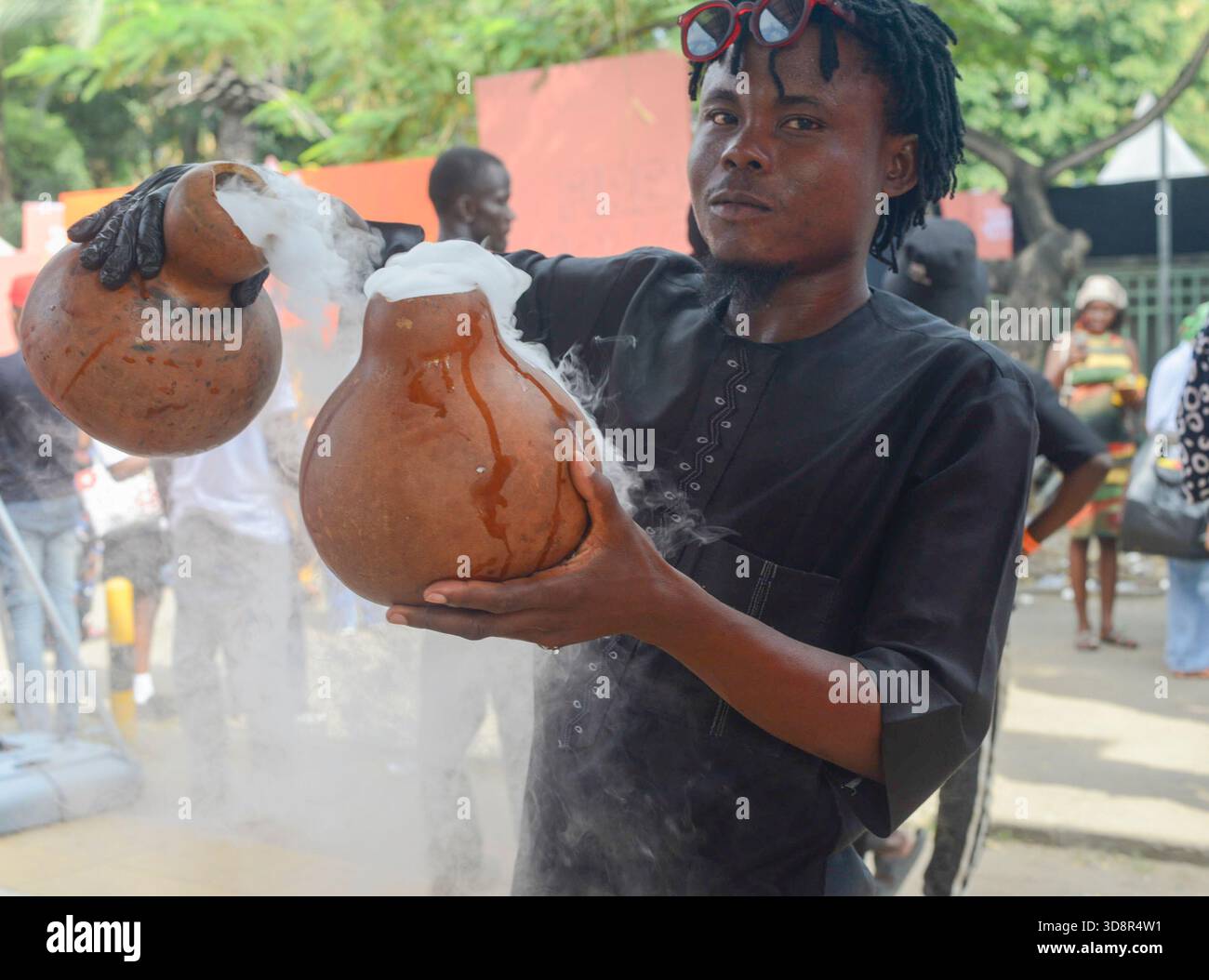 Un homme vend du vin de palme pendant le Firewood Jollof Festival 2,0 au parc Muri Okunola, Victoria Island, Lagos, Nigeria, le 30 novembre, 2025. (photo de Adekunle Ajayi/NurPhoto)0 Banque D'Images