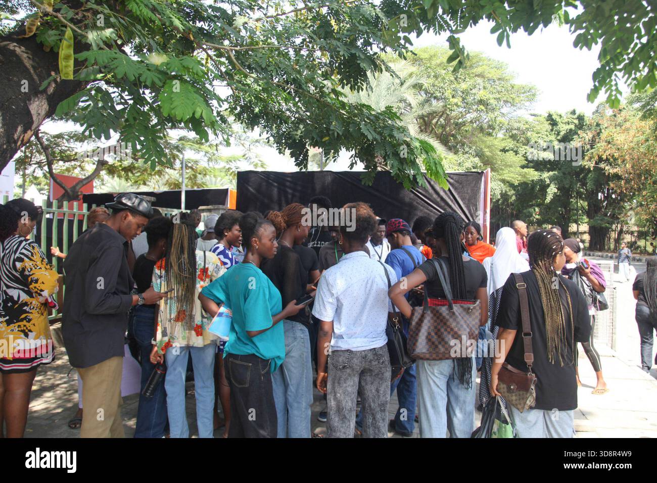 Les invités sont inscrits au Firewood Jollof Festival 2,0 au parc Muri Okunola à Victoria Island, Lagos, Nigeria, le 30 novembre 2025. (Photo de Adekunle Ajayi/NurPhoto) Banque D'Images