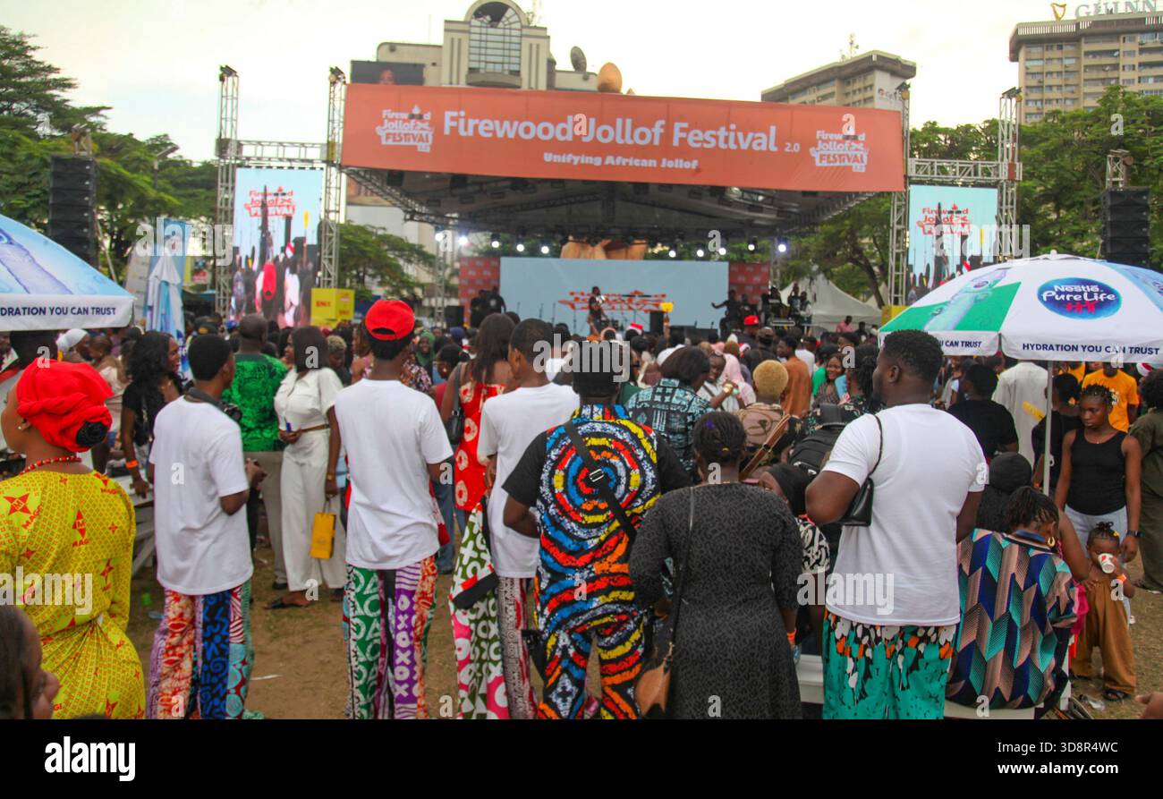 Les invités sont divertis pendant le Firewood Jollof Festival 2,0 au parc Muri Okunola à Victoria Island, Lagos, Nigeria, le 30 novembre 2025. (Photo de Adekunle Ajayi/NurPhoto) Banque D'Images