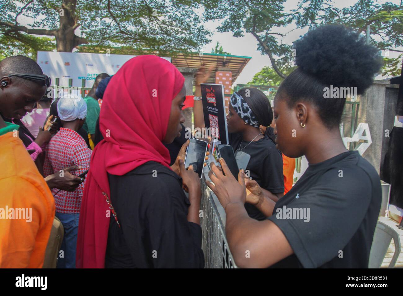 Les invités sont inscrits au Firewood Jollof Festival 2,0 au parc Muri Okunola à Victoria Island, Lagos, Nigeria, le 30 novembre 2025. (Photo de Adekunle Ajayi/NurPhoto)0 Banque D'Images