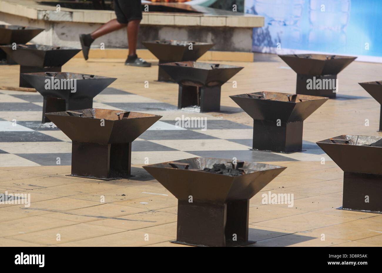 Les poêles sont utilisés pour cuisiner pendant le Firewood Jollof Festival 2,0 au parc Muri Okunola à Victoria Island, Lagos, Nigeria, le 30 novembre 2025. (Photo de Adekunle Ajayi/NurPhoto)0 Banque D'Images