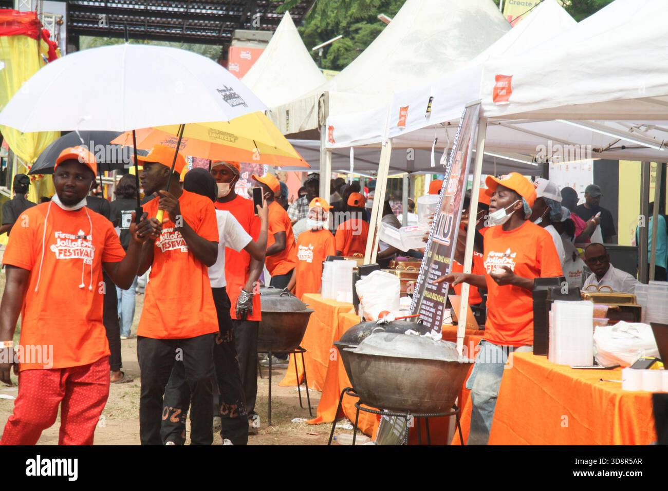 Les vendeurs attendent leurs clients lors du Firewood Jollof Festival 2,0 au parc Muri Okunola à Victoria Island, Lagos, Nigeria, le 30 novembre 2025. (Photo de Adekunle Ajayi/NurPhoto) Banque D'Images