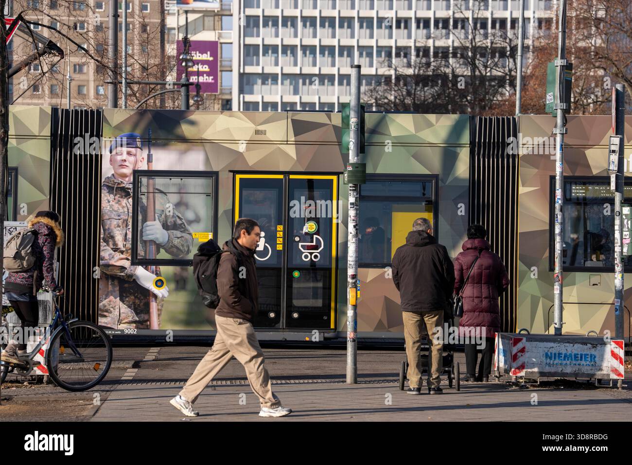 Tram sur Alexanderstraße à Berlin, publicité pour les forces armées allemandes, recrutement, service militaire, Allemagne, Banque D'Images