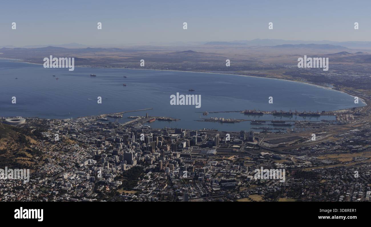 Vue aérienne de table Bay avec des navires parsemant l'eau et la ville s'étendant vers les montagnes, Cape Town, Afrique du Sud. Banque D'Images