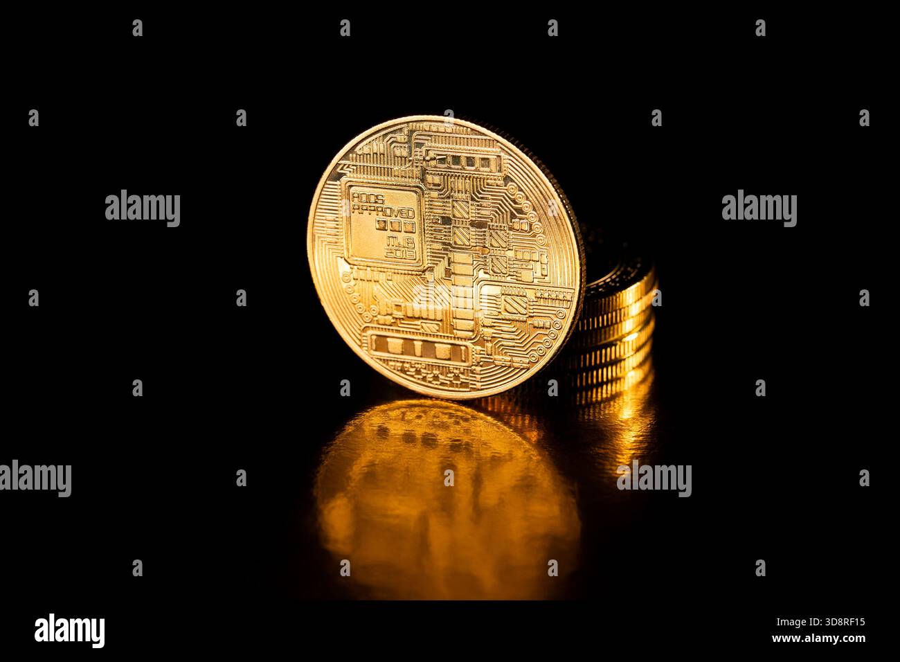 Golden Bitcoin, monnaie crypto. Bitcoin coin isolé sur fond noir. Pile de pièces d'or avec Bitcoin coin devant elle. Crypto-monnaie. Banque D'Images