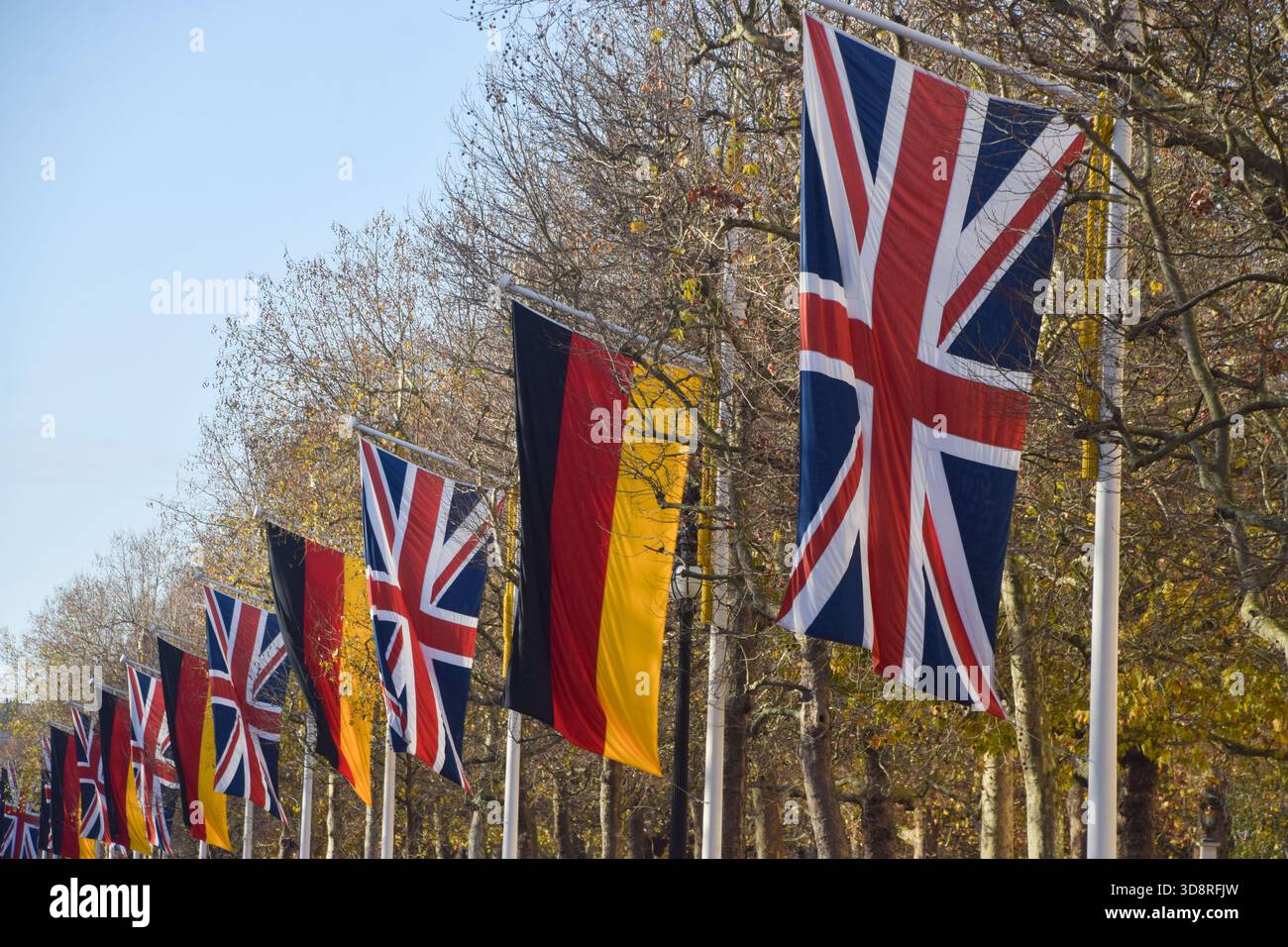 Londres, Royaume-Uni. 2 décembre 2025. Drapeaux allemands et Union Jacks bordent le Mall menant au palais de Buckingham avant la visite d'État du président allemand Frank-Walter Steinmeier. Crédit : Vuk Valcic/Alamy Live News Banque D'Images