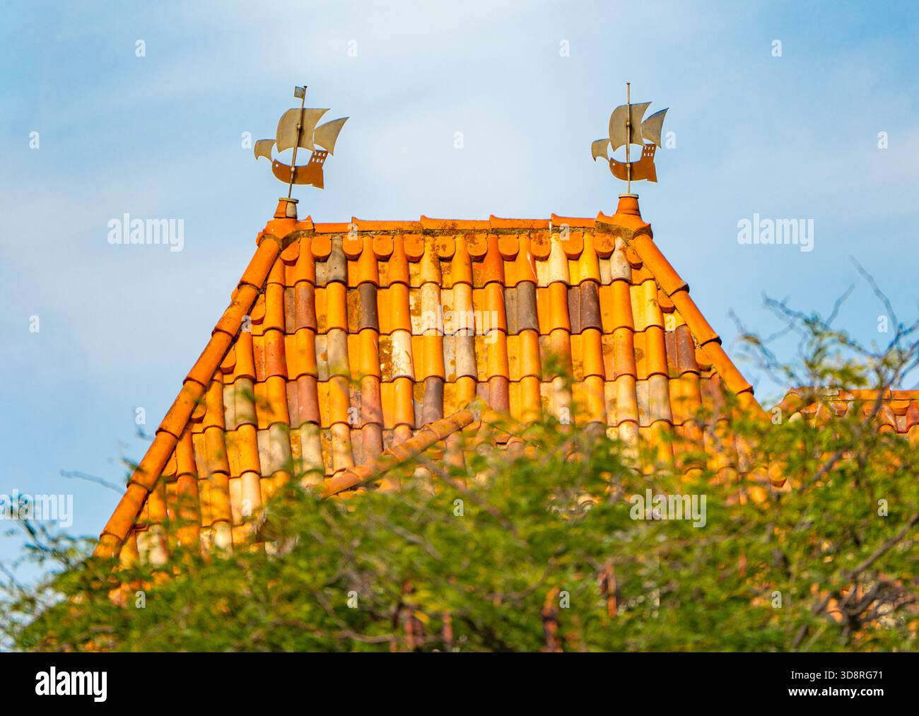 Lisbonne, Portugal – deux girouettes en forme de caravelles du XVIe siècle au sommet d'un toit en terre cuite à Belém, Lisbonne Banque D'Images