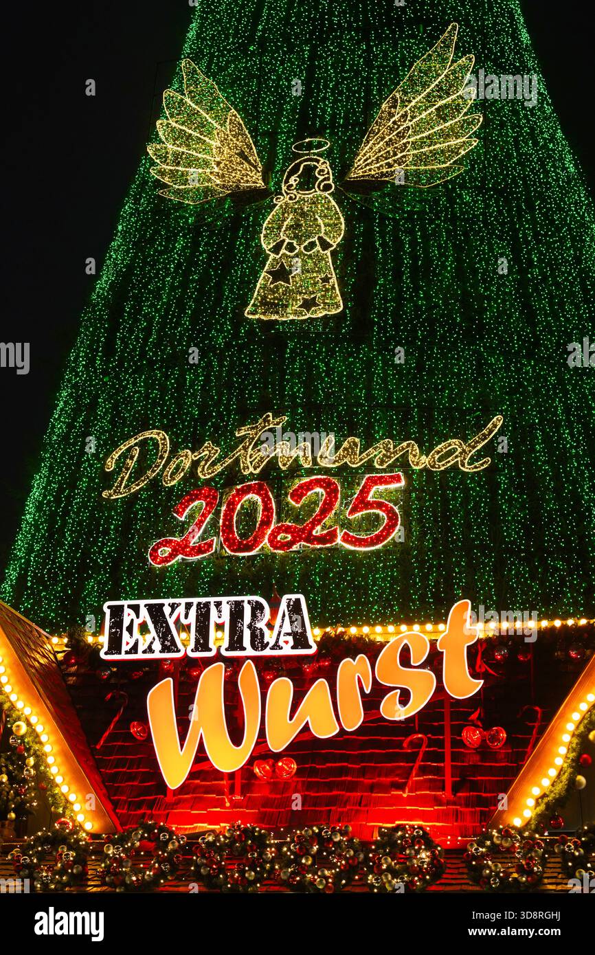 Dortmund, 25 novembre 2025 : le soi-disant plus grand arbre de Noël au monde au marché de Noël de Dortmund. 45 mètres de haut, 40 tonnes de poids, composé de 1 200 épinettes rouges et éclairé par 138 000 lumières LED de couleurs changeantes. Banque D'Images