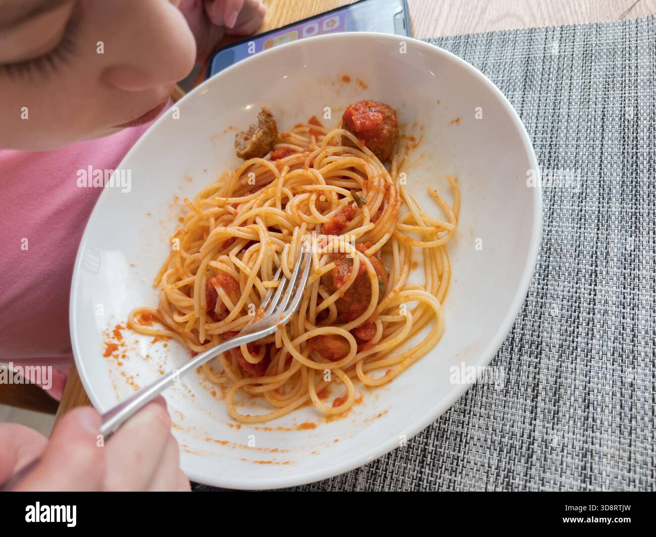Spaghetti avec boulettes de viande dans White Bowl Banque D'Images