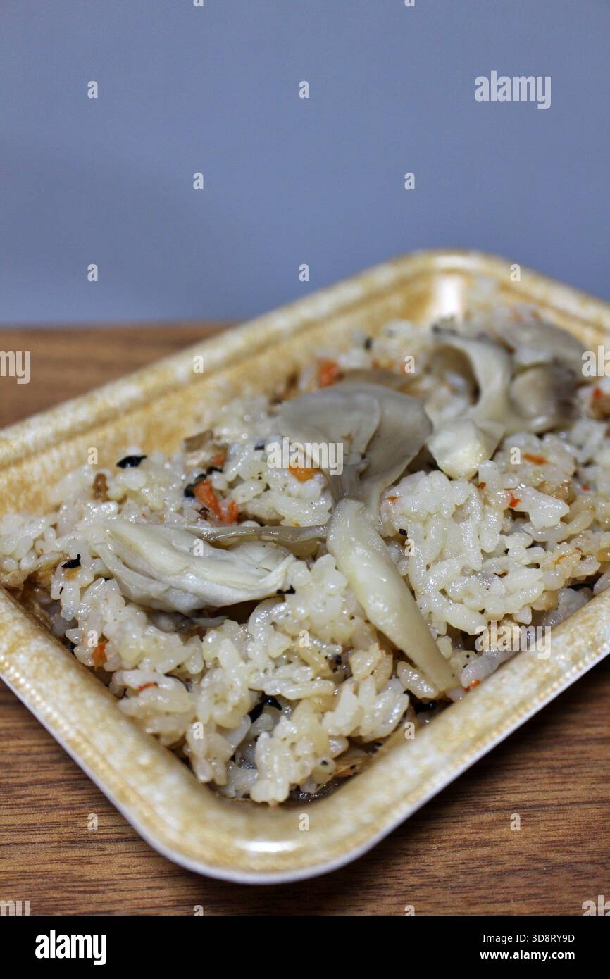 Champignon maitake takikomi gohan acheté dans un supermarché à Tokyo, au Japon Banque D'Images