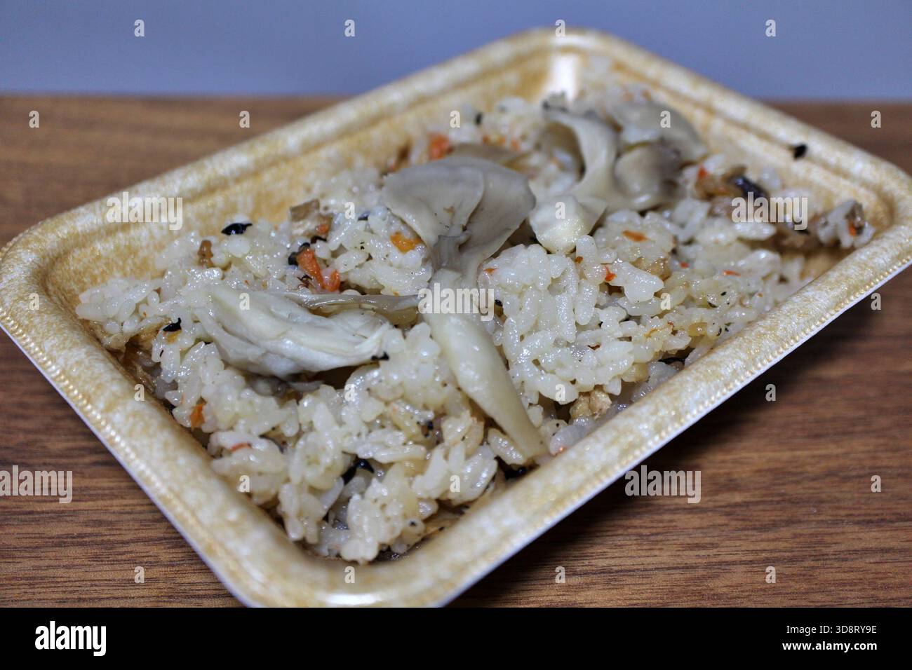 Champignon maitake takikomi gohan acheté dans un supermarché à Tokyo, au Japon Banque D'Images