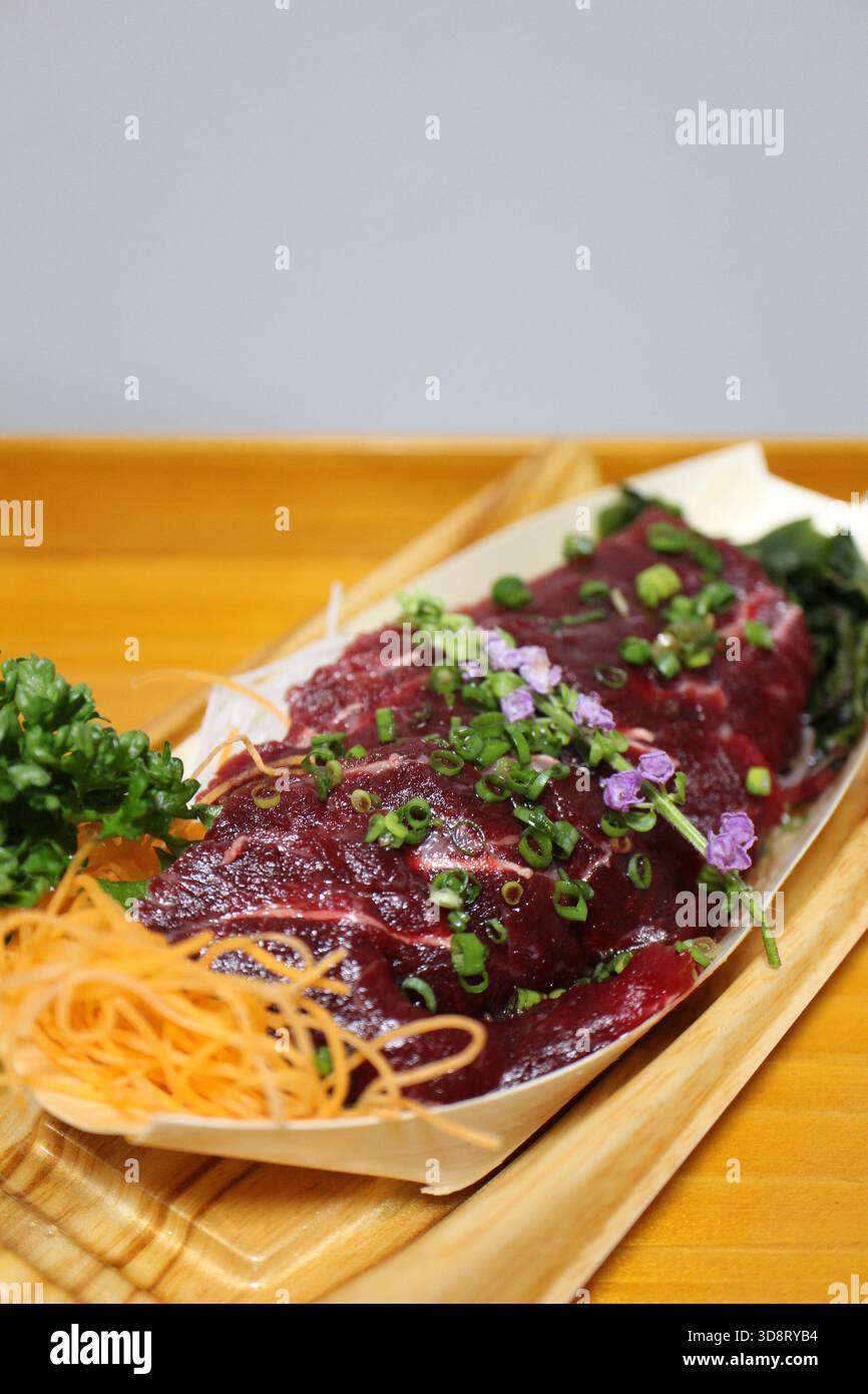 Sashimi de baleine Minke acheté dans un supermarché à Tokyo, au Japon Banque D'Images