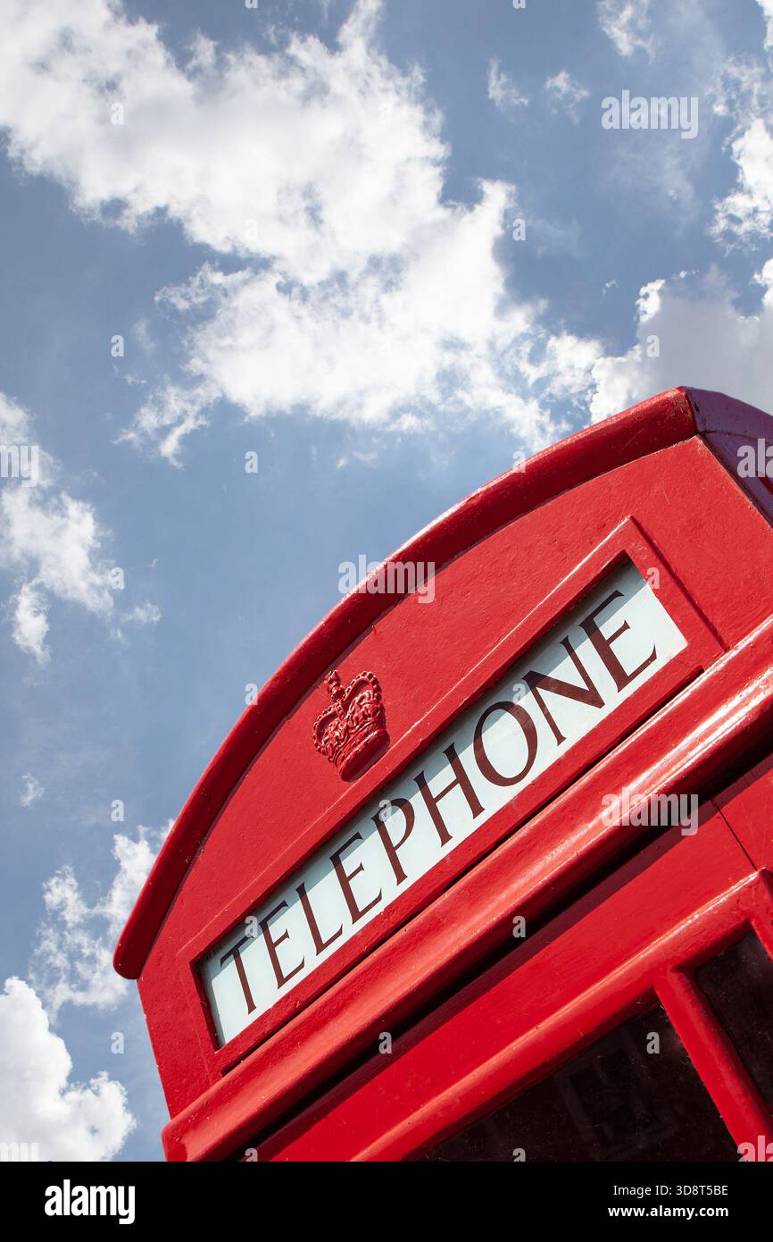 Ancienne cabine téléphonique et ciel bleu en arrière-plan Banque D'Images