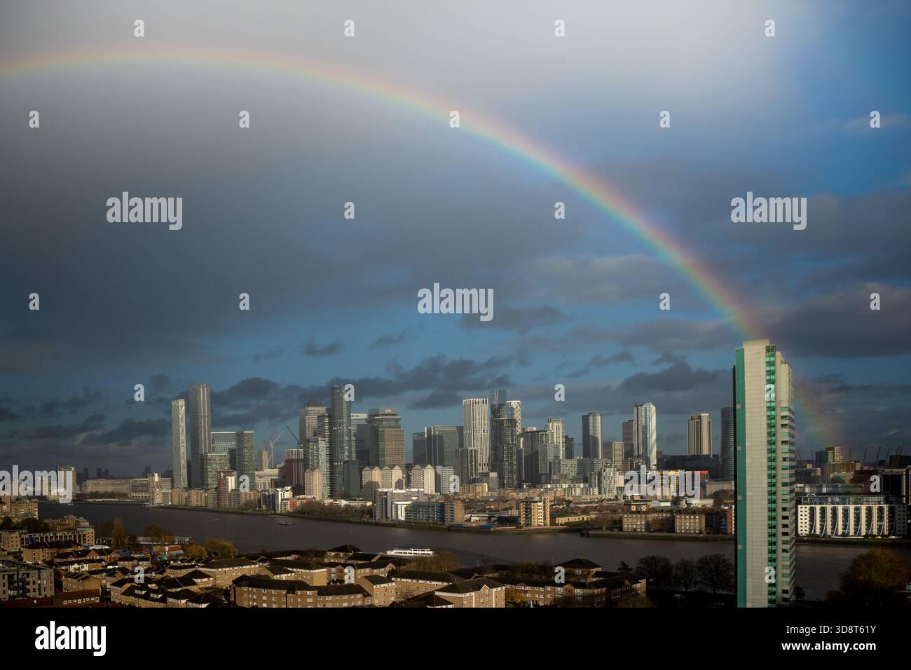 Londres, Royaume-Uni. 2 décembre 2025. Météo britannique : un arc-en-ciel massif se brise sur l'est de Londres avec les bâtiments du parc d'affaires de Canary Wharf en vue après une brève tempête de pluie l'après-midi. Crédit : Guy Corbishley/Alamy Live News Banque D'Images