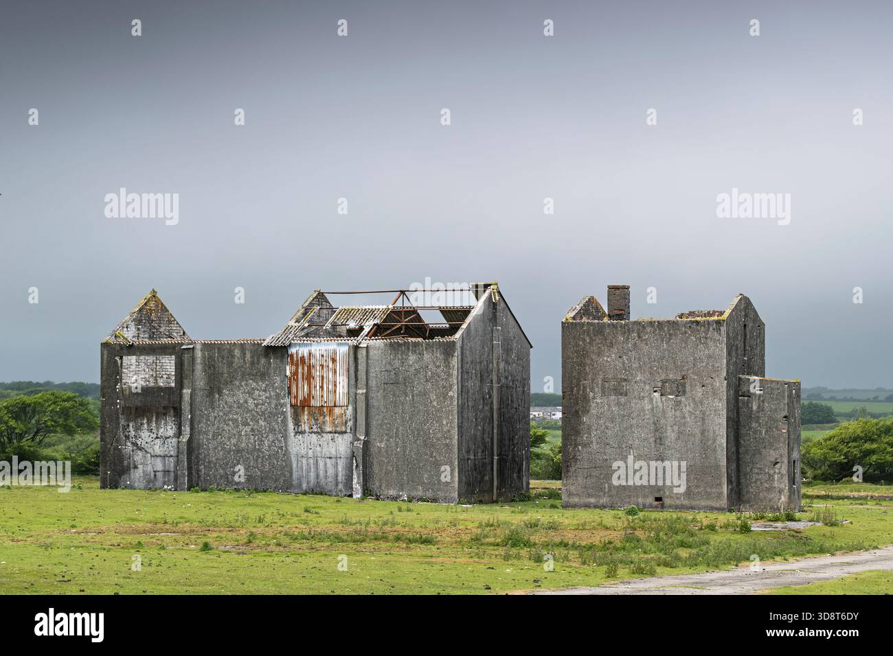 Les vestiges de bâtiments historiques sur l'aérodrome de Davidstow désaffecté de la RAF sur Bodmin Moor en Cornouailles au Royaume-Uni. Le bâtiment sur la droite est le remai Banque D'Images